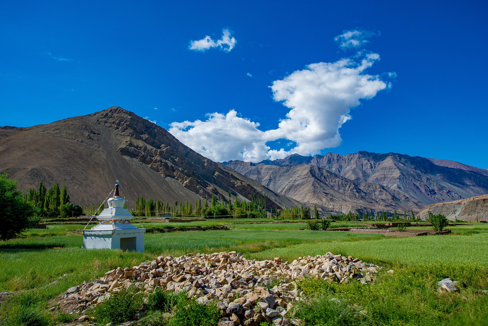 夏塔地处高峰林立的天山山脉,特克斯河汩汩流淌,夏塔峡谷则以其古道