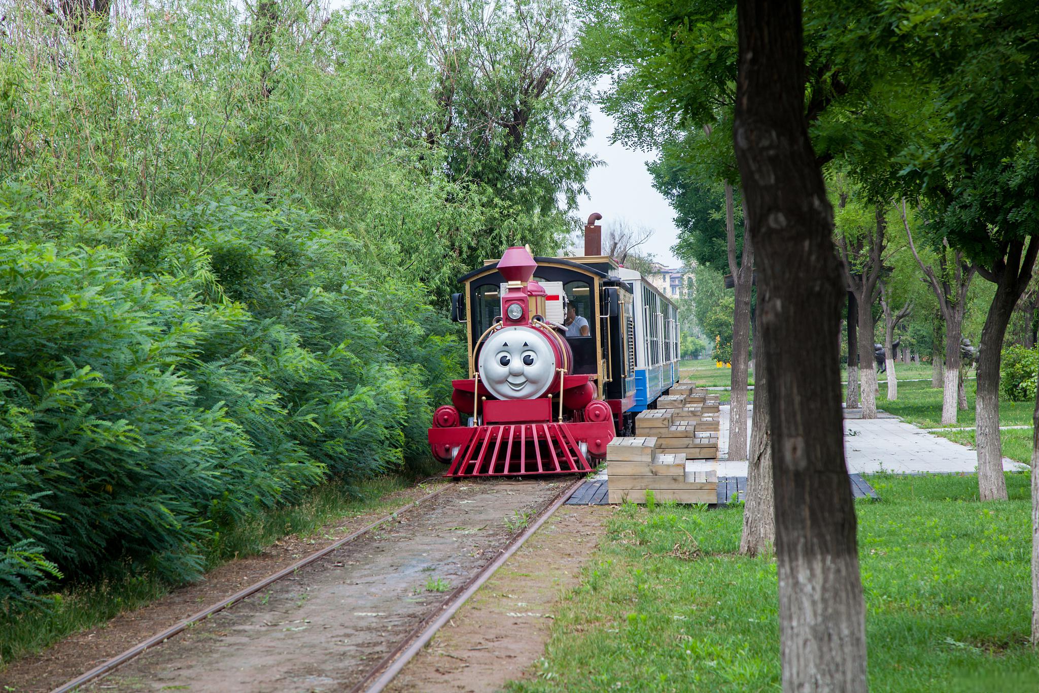 嘉阳小火车:穿越时光的独特旅程 在四川盆地南部,隐藏着一处鲜为人知