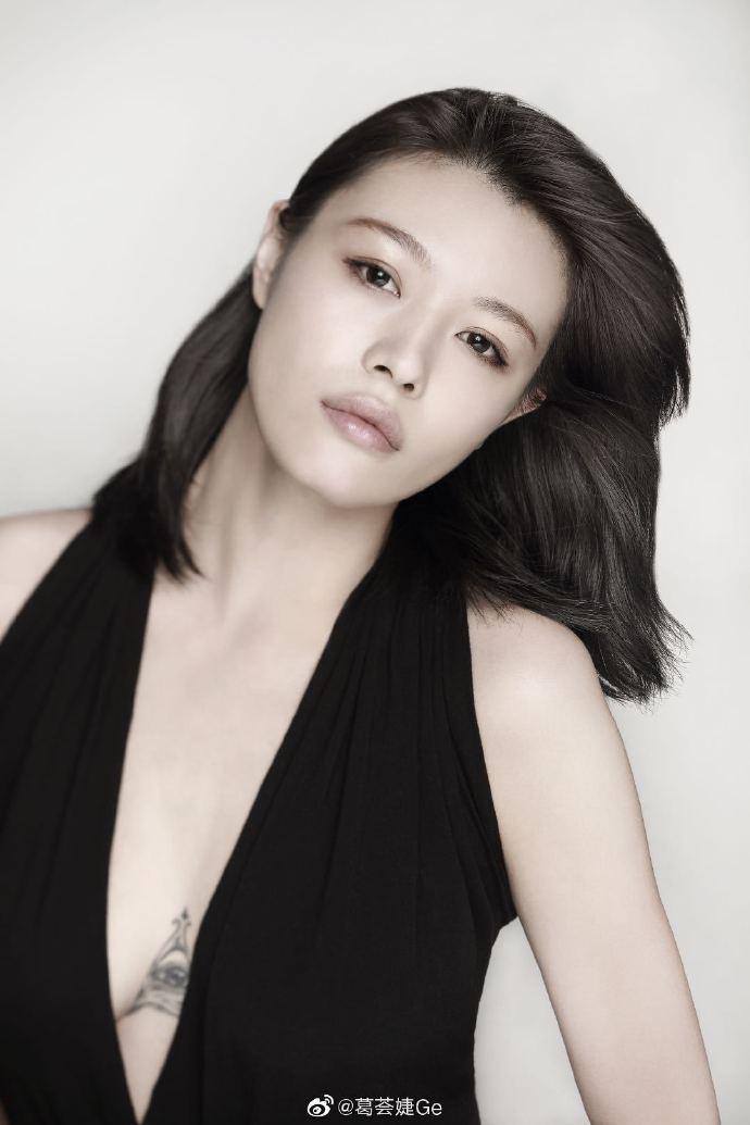 汪峰的历任老婆 汪峰的第一任妻子是四川电视台的主持人齐丹,两人于