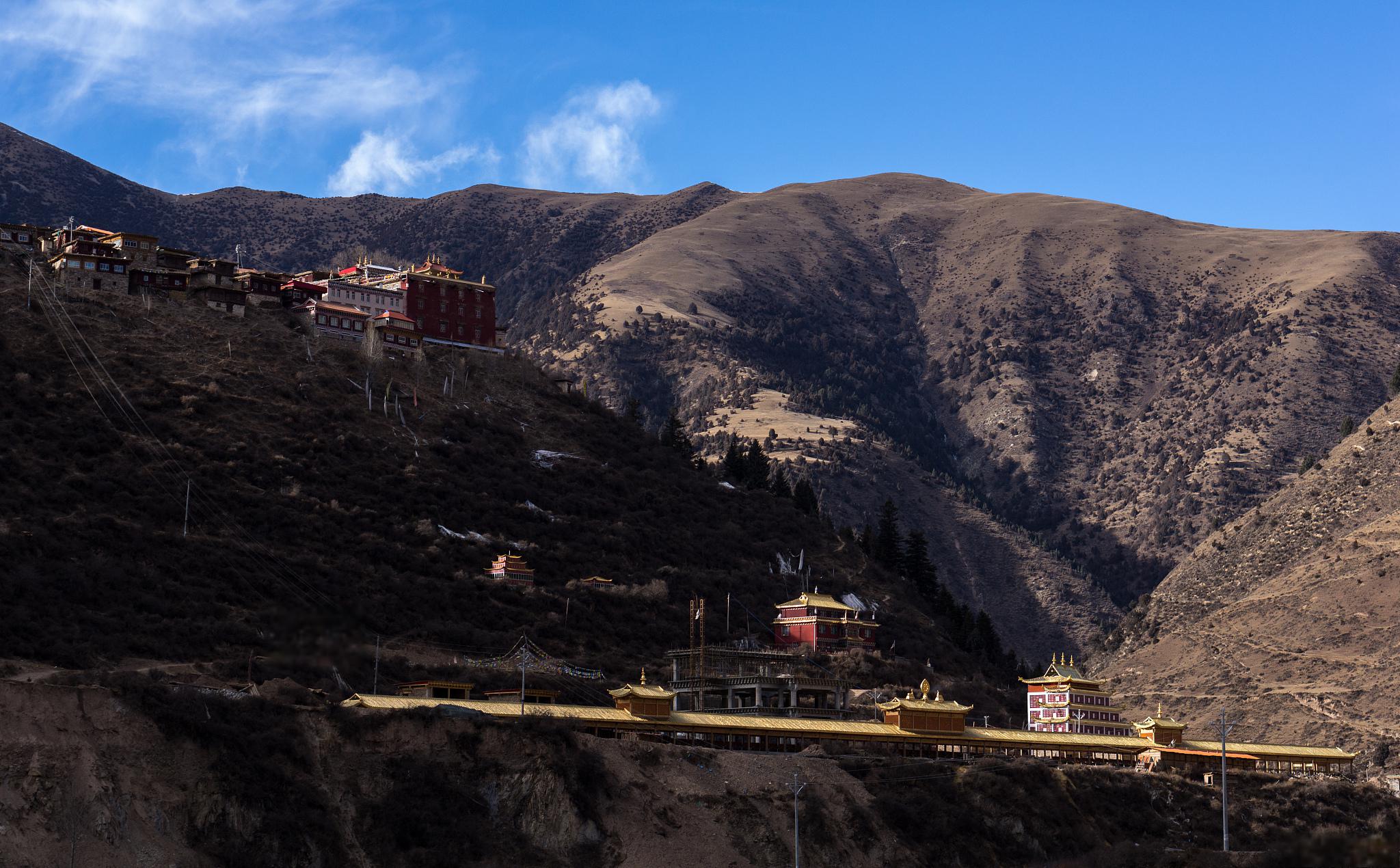 初秋时节,桑披岭寺游览攻略 甘孜藏族自治州得荣县,地处青藏高原东部