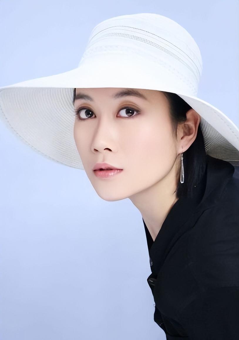 温峥嵘:一个执着的女演员 温峥嵘是一位以真实表演为追求的艺人,她的