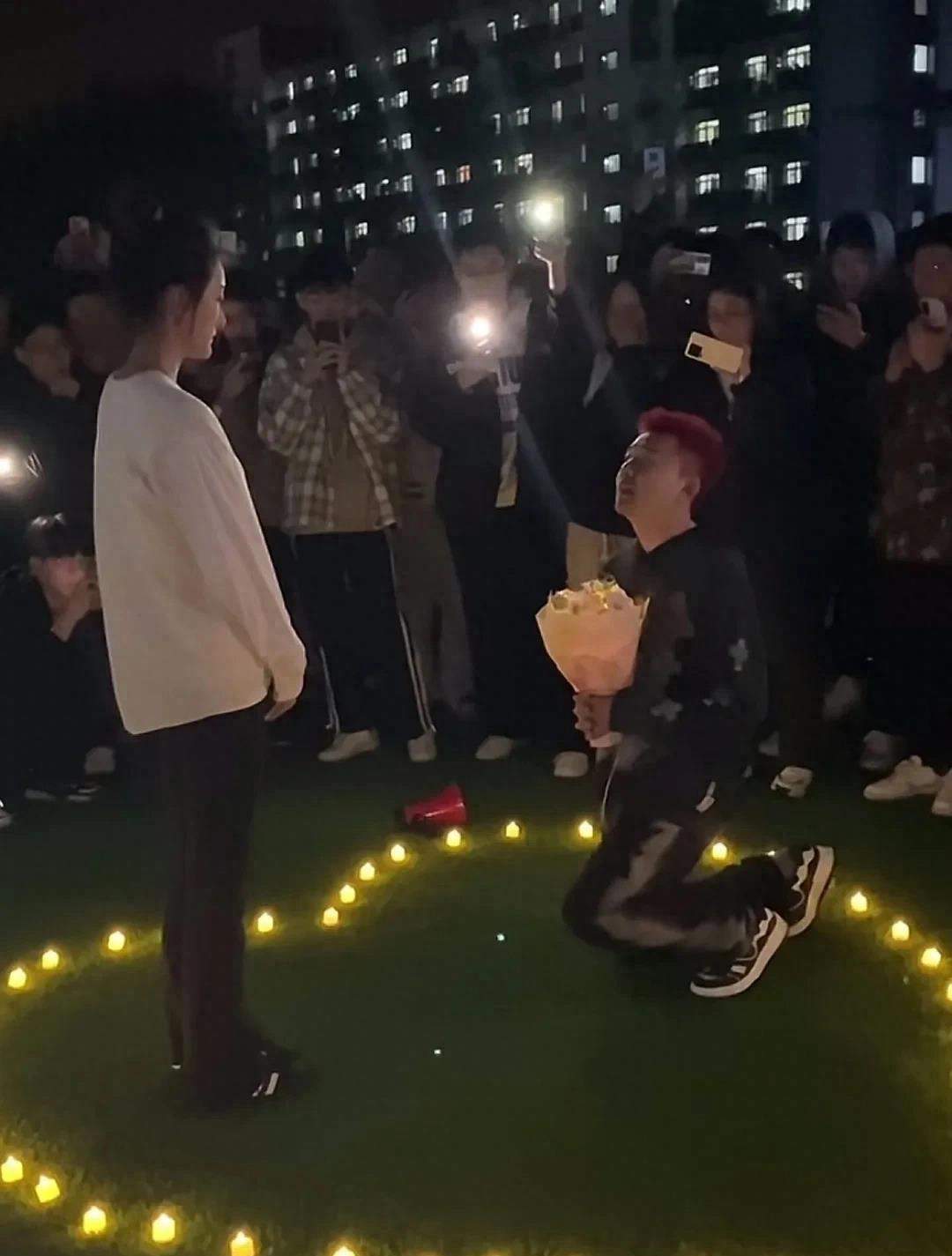 个心形蜡烛,深情地表达自己的爱意,女主角始终保持沉默,现场陷入沉默