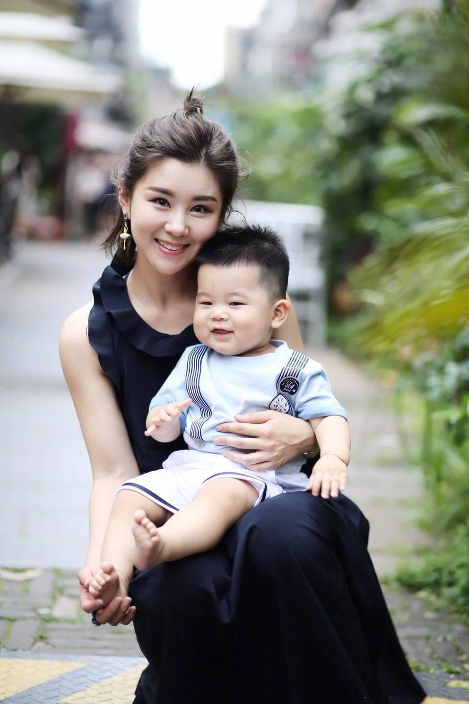 李小萌:最干净女星 李小萌,出道20年,从不接吻戏,37岁依然似少女,她的