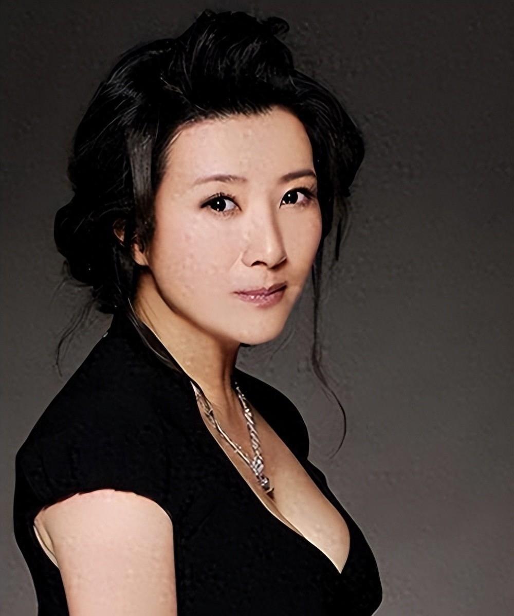 王静:娱圈的清流 王静是一位值得我们学习和尊敬的演员,她的专注和