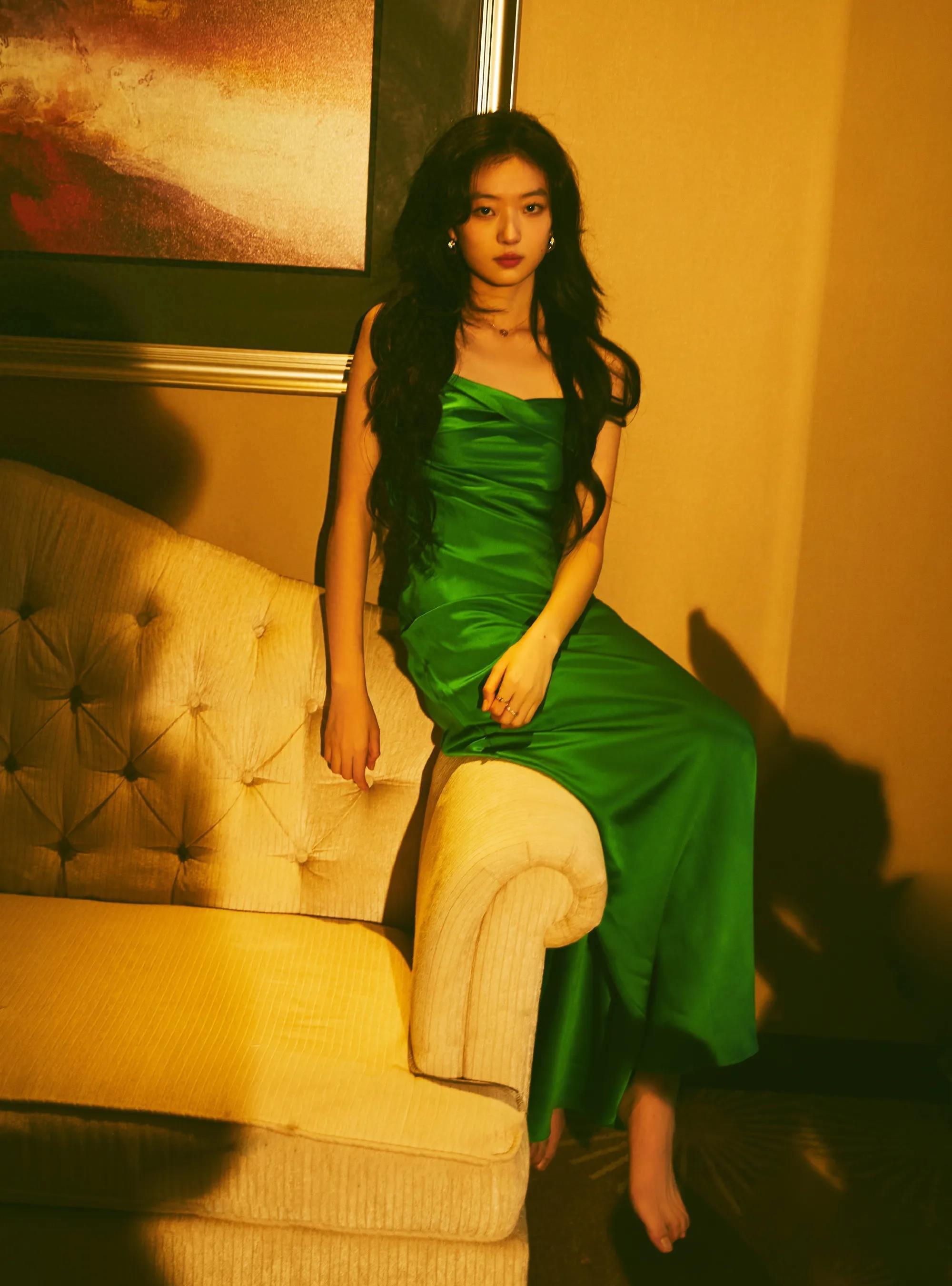 绿色礼服的女明星 绿色礼服真的很好看,又显白,又衬人.