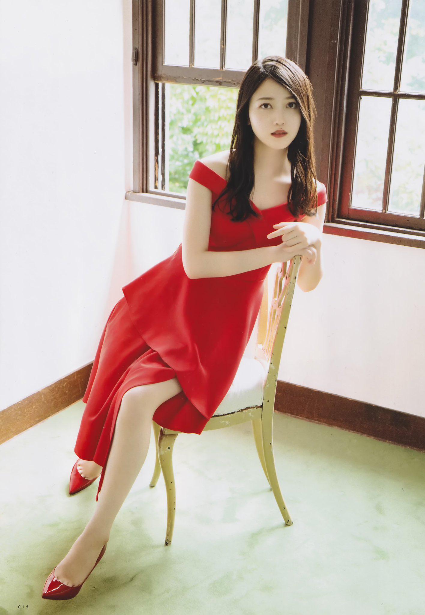 久保史绪里:多才多艺的艺人 久保史绪里是一位多才多艺的日本艺人,以