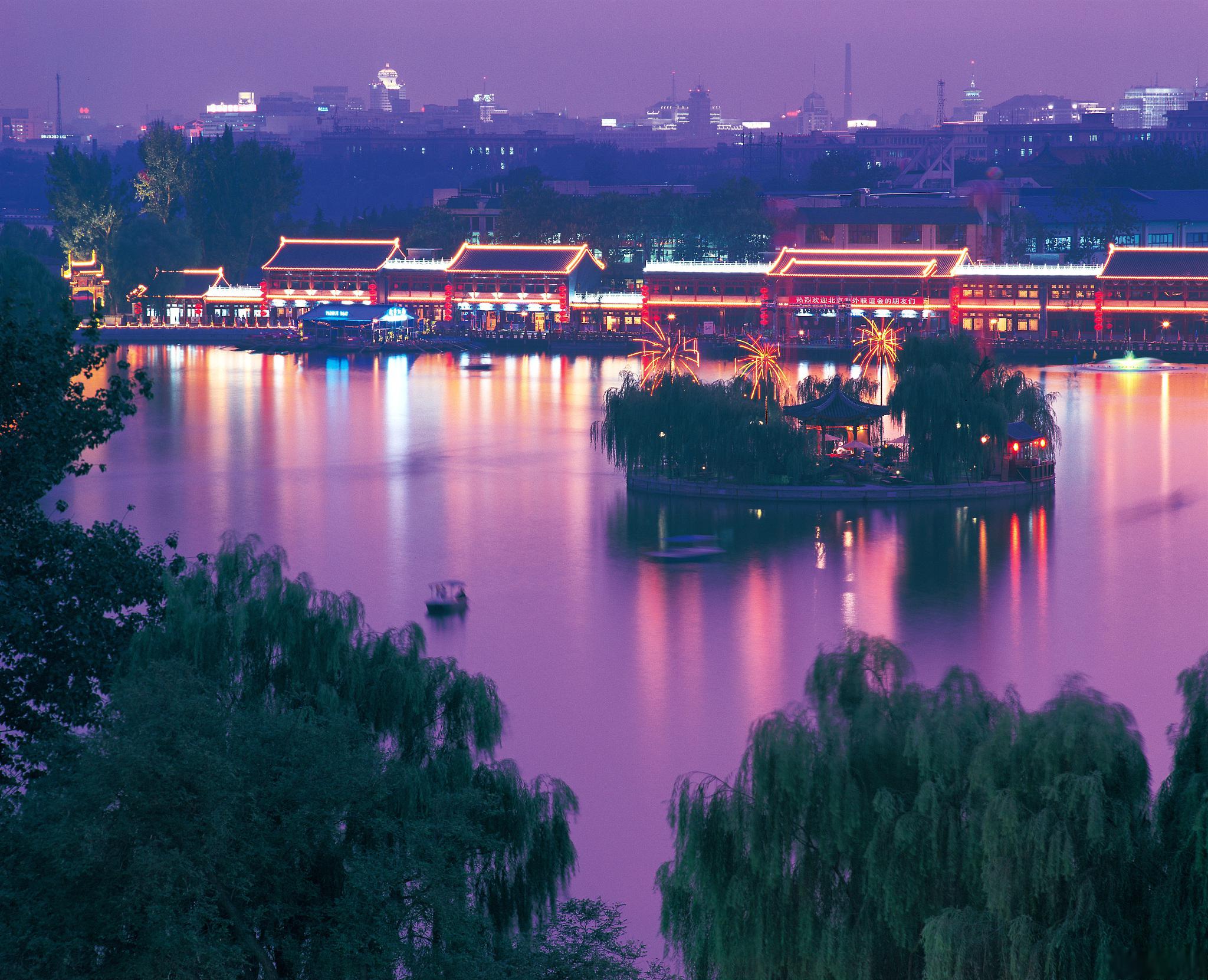 什刹海旅游攻略 什刹海是一个充满历史和文化气息的旅游景点,位于北京