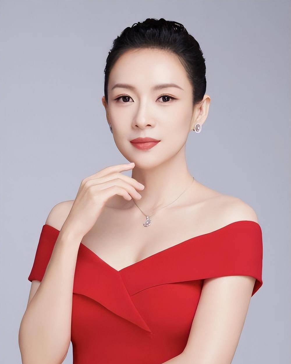 章子怡:不会把爱情当成唯一 章子怡离婚4天后首现身,以一身黑白搭配