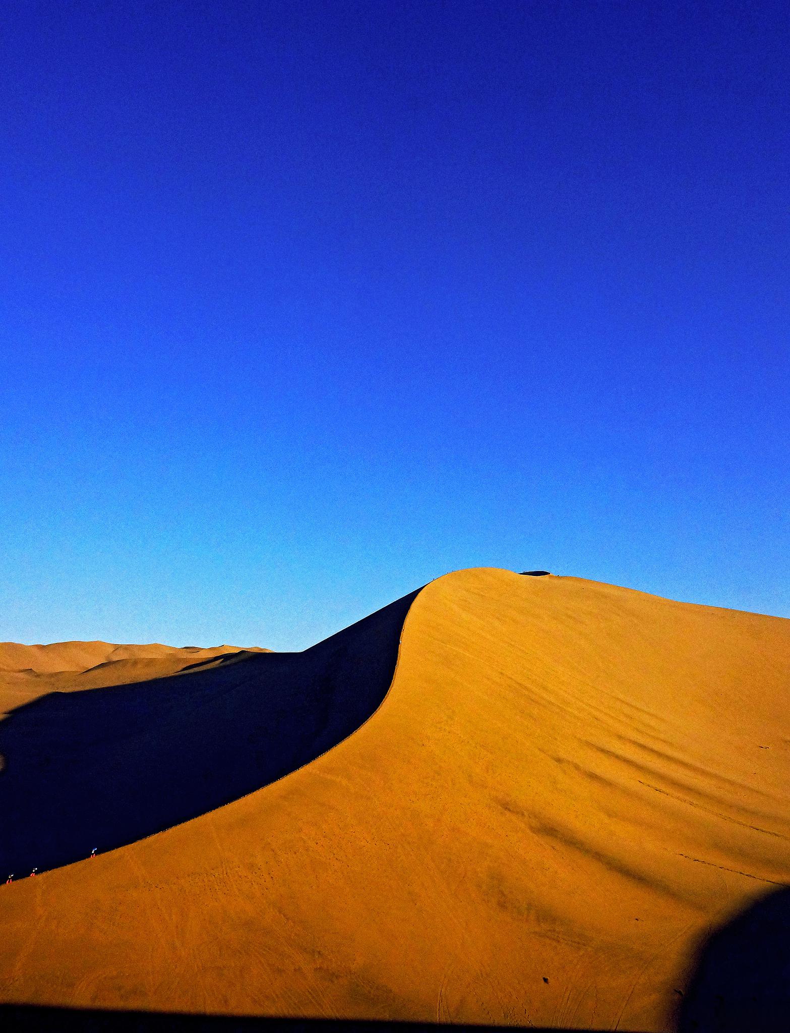 鸣沙山,沙漠中的奇观 鸣沙山,位于中国甘肃省敦煌市,是一处独特的沙漠