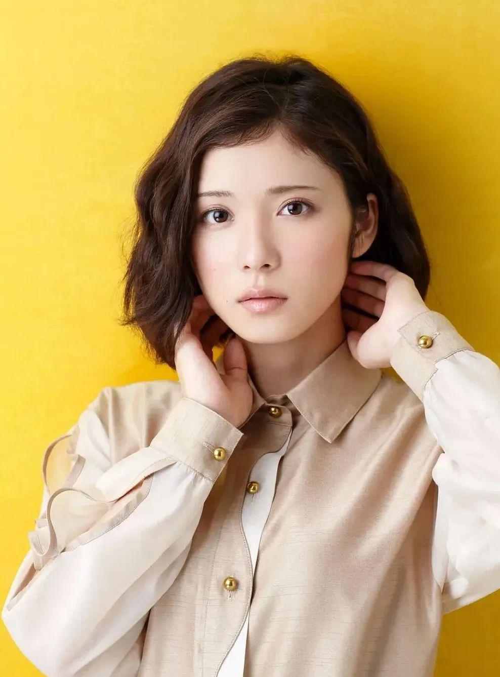 松冈茉优:演技派女神 松冈茉优,日本女演员,外形明艳大气,且眉宇间总