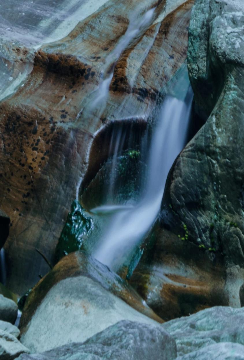 庐山龙首崖:自然与历史的交融之美 九江市庐山,作为中国著名的风景