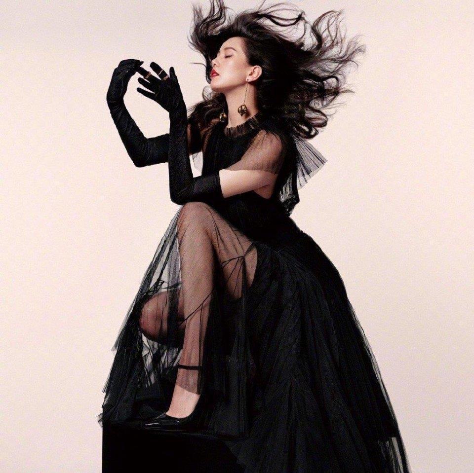 刘诗诗的形象转变 刘诗诗越来越放肆了,黑色丝袜搭配羽毛吊带尽显少妇