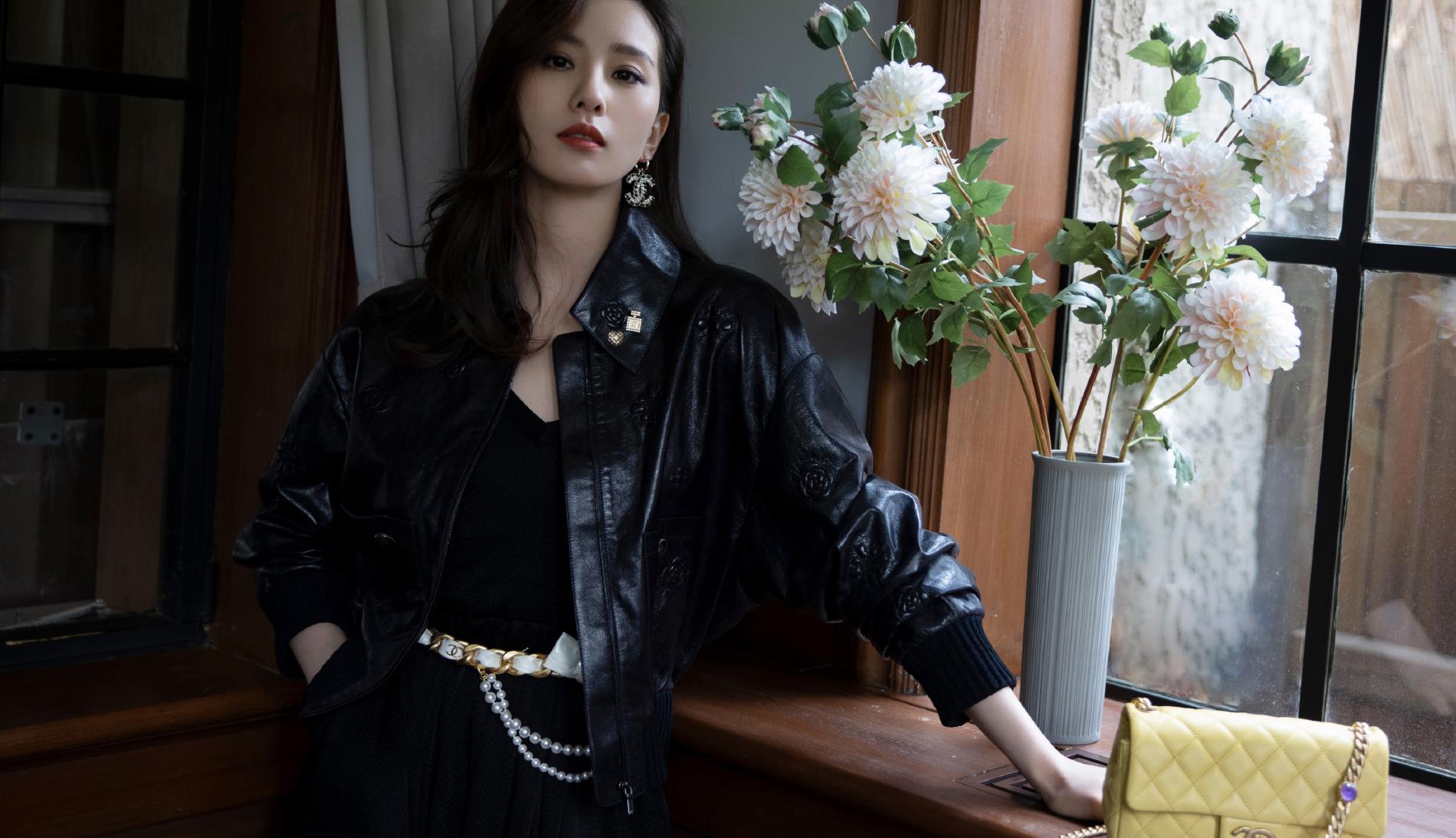 刘诗诗的形象转变 刘诗诗越来越放肆了,黑色丝袜搭配羽毛吊带尽显少妇