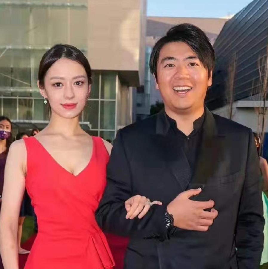 吉娜的身材逆天了 吉娜是一位幸运的妈妈,她不仅有个可爱的女儿,而且