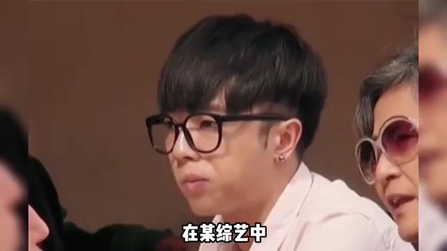 华晨宇:纯真的人喝海水 在某综艺中,华晨宇和张翰等人前往海边游玩.