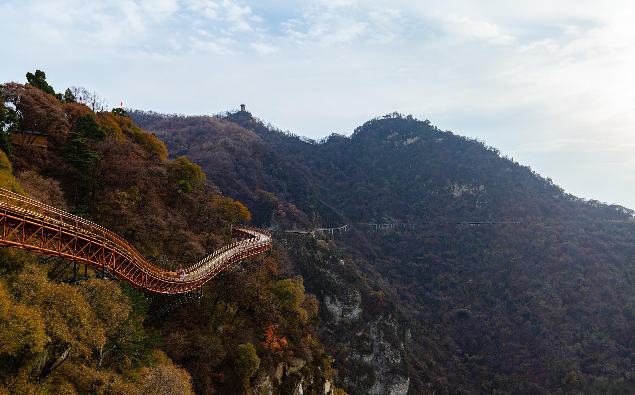 淄博除了燒烤 ,還有很多知名的旅遊景點,比如沂源魯山溶洞群景區,魯山