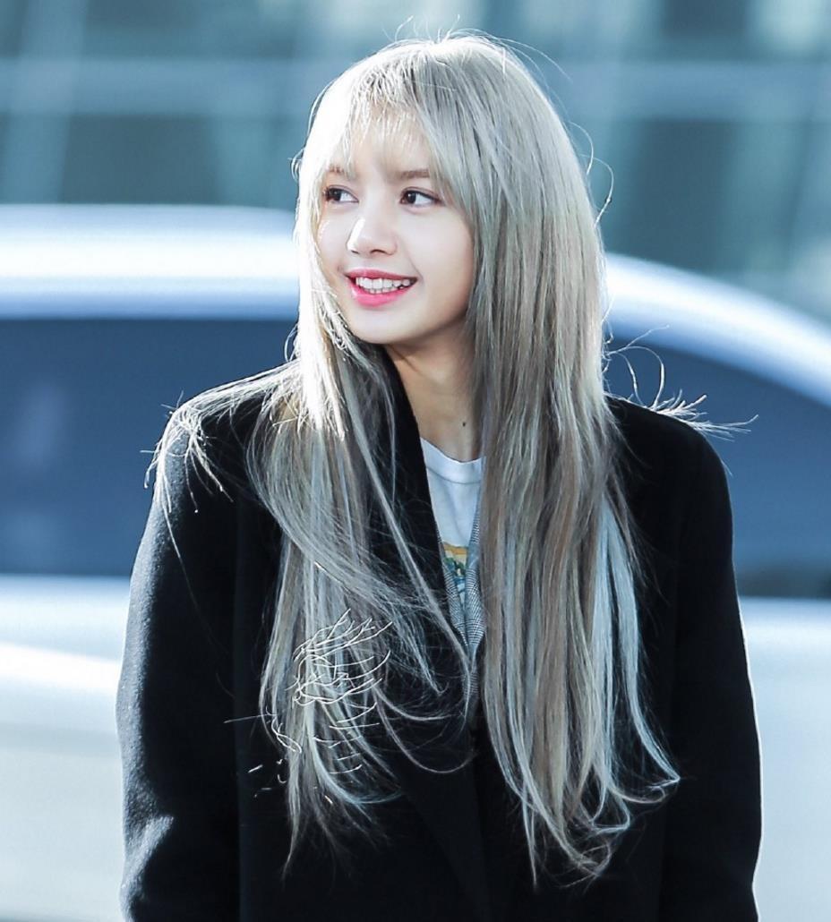 母女俩的惊艳合影 混血艺人lisa凭借其独特的外貌和才华,在娱乐圈中