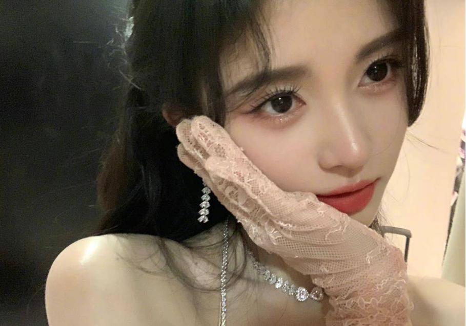 鞠婧祎:初恋的美好 鞠婧祎以一袭樱花粉吊带裙和甜美的公主头登上活动