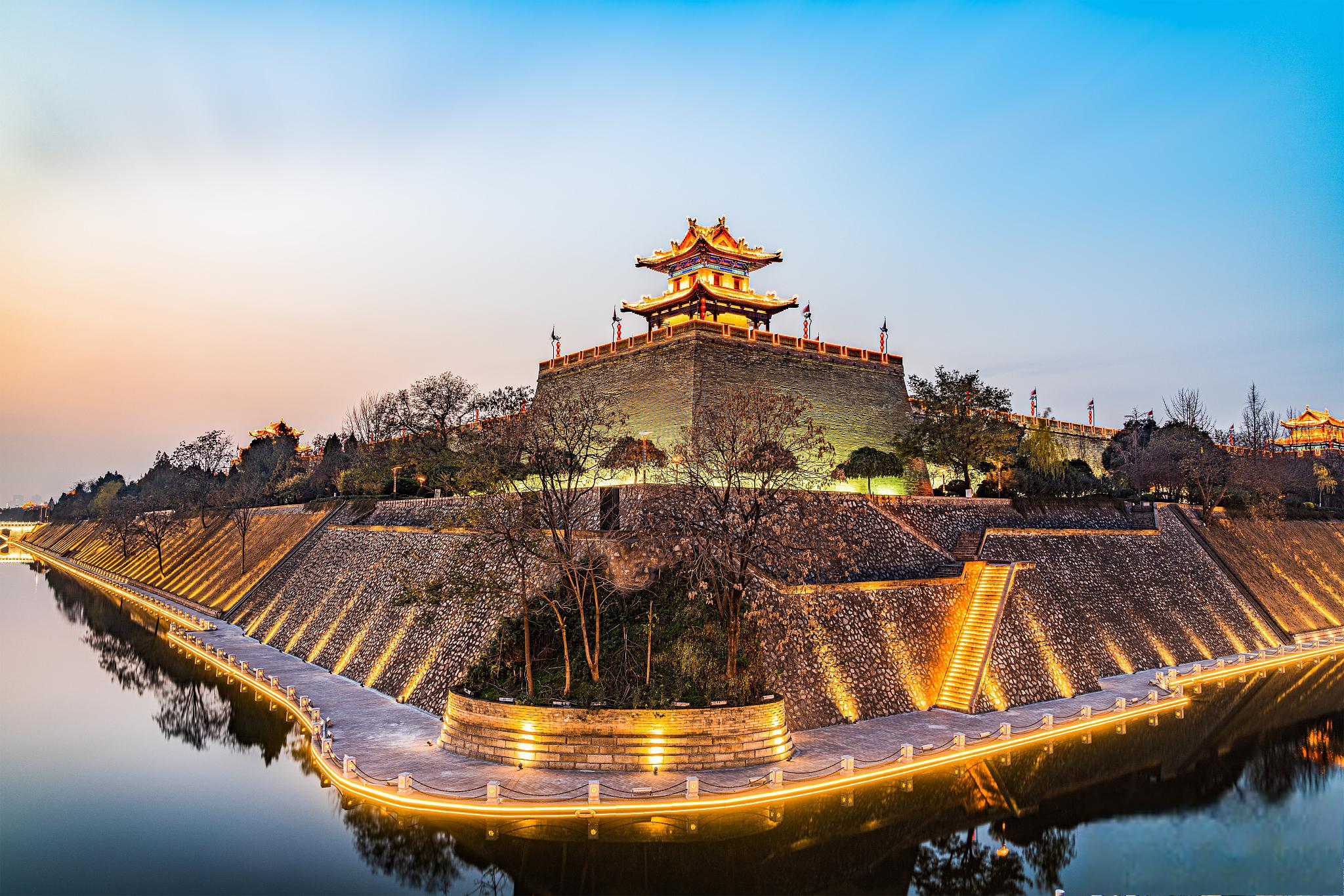 西安旅游攻略 古都西安位于中国中部陕西省,拥有丰富的历史文化遗产和