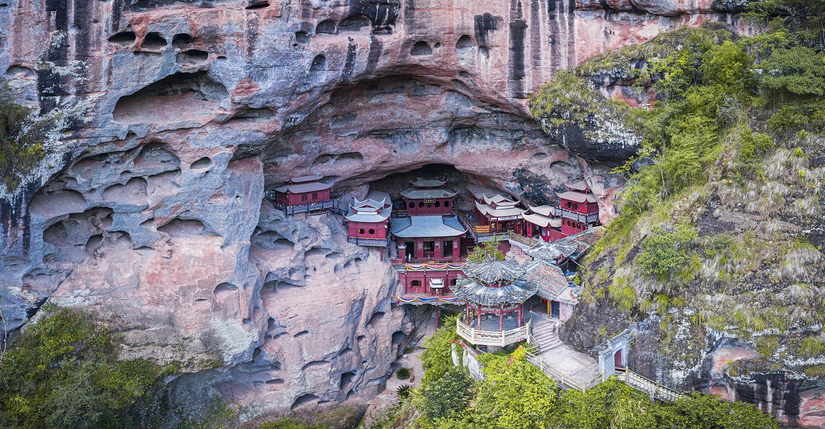 一座具有深厚历史和独特建筑风格的寺庙 甘露岩寺位于中国福建省泰宁