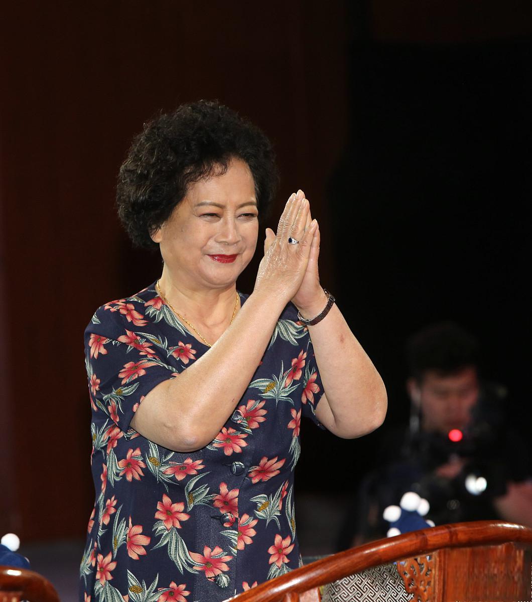 左大玢:演艺生涯与家庭幸福 左大玢,中国演艺界的常青树,她的演艺生涯