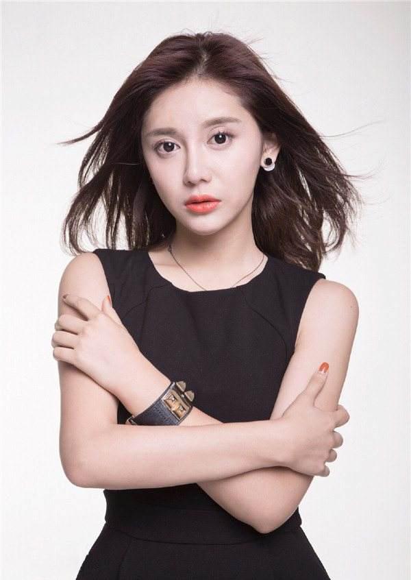 美娜的真名 宋美娜,中国内地女演员,毕业于北京现代音乐学院,是一位多