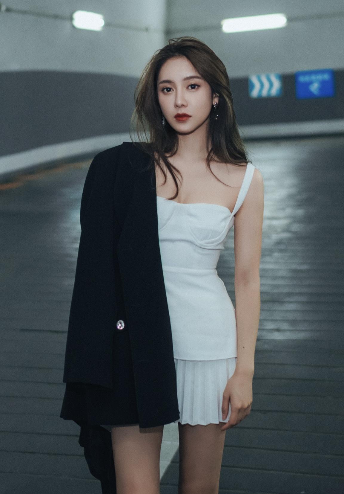 美娜的真名 宋美娜,中国内地女演员,毕业于北京现代音乐学院,是一位多