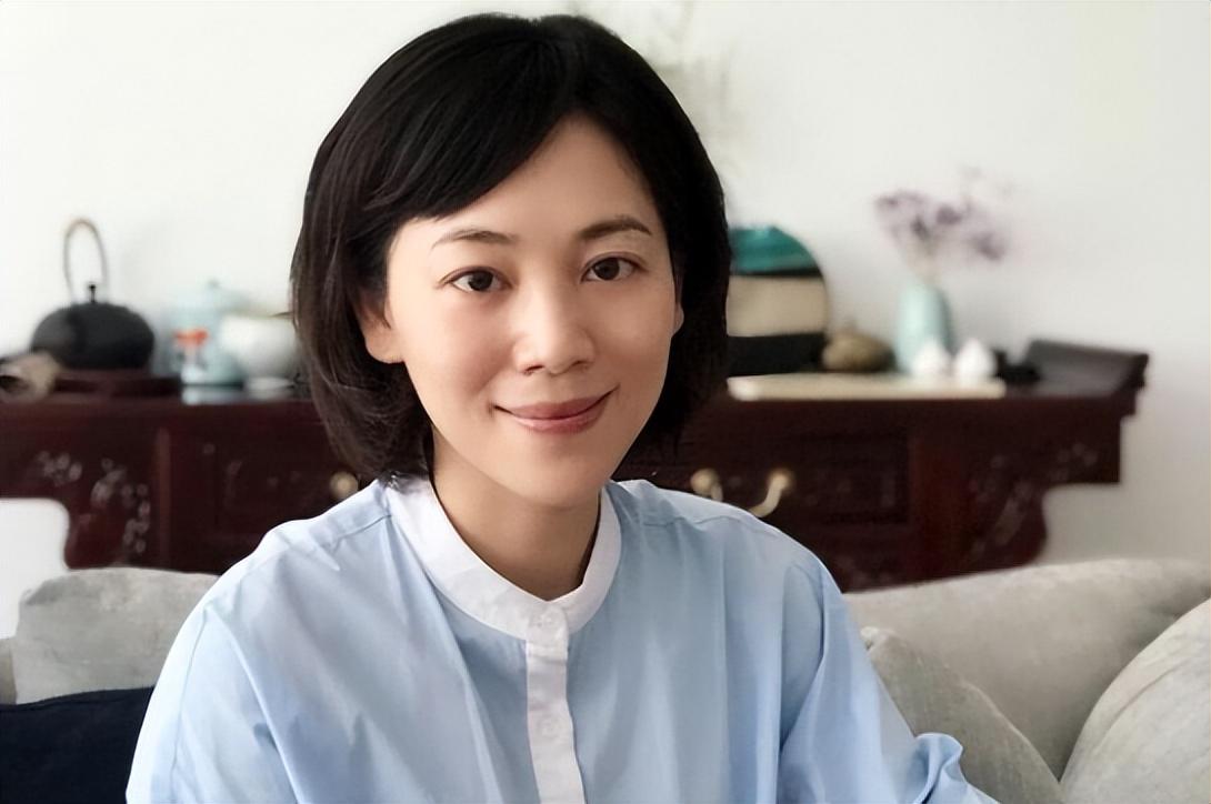 央视主持人劳春燕:风光背后的苦 央视著名主持人劳春燕,曾获得过"全国