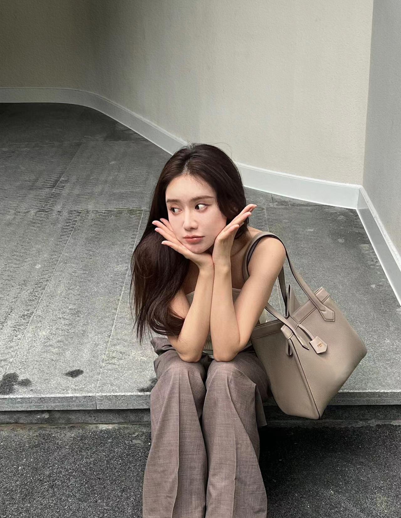 美娜:多面才华的典范 美娜,原名宋美娜,是一位东北地区的美女主播和