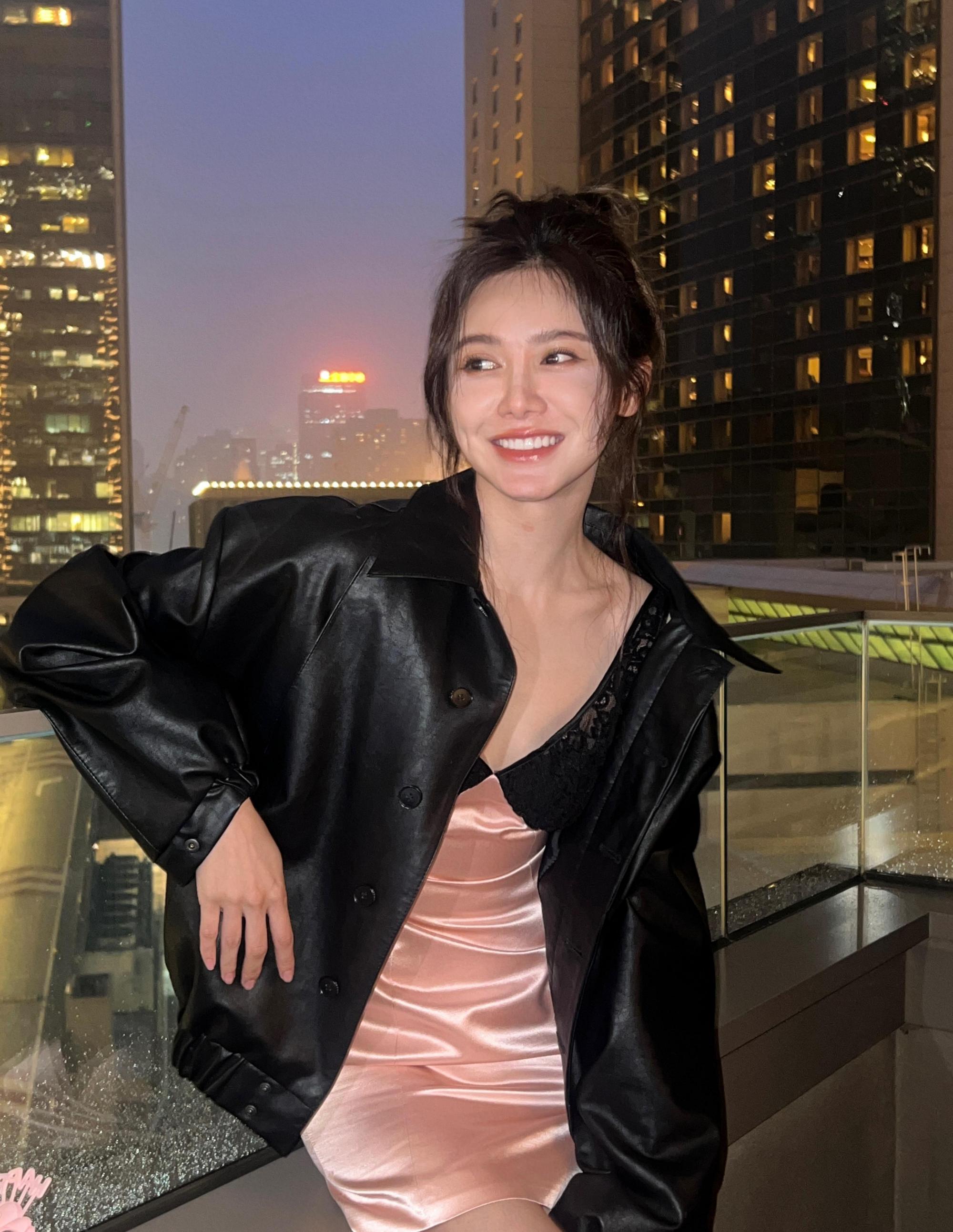 美娜:多面才华的典范 美娜,原名宋美娜,是一位东北地区的美女主播和