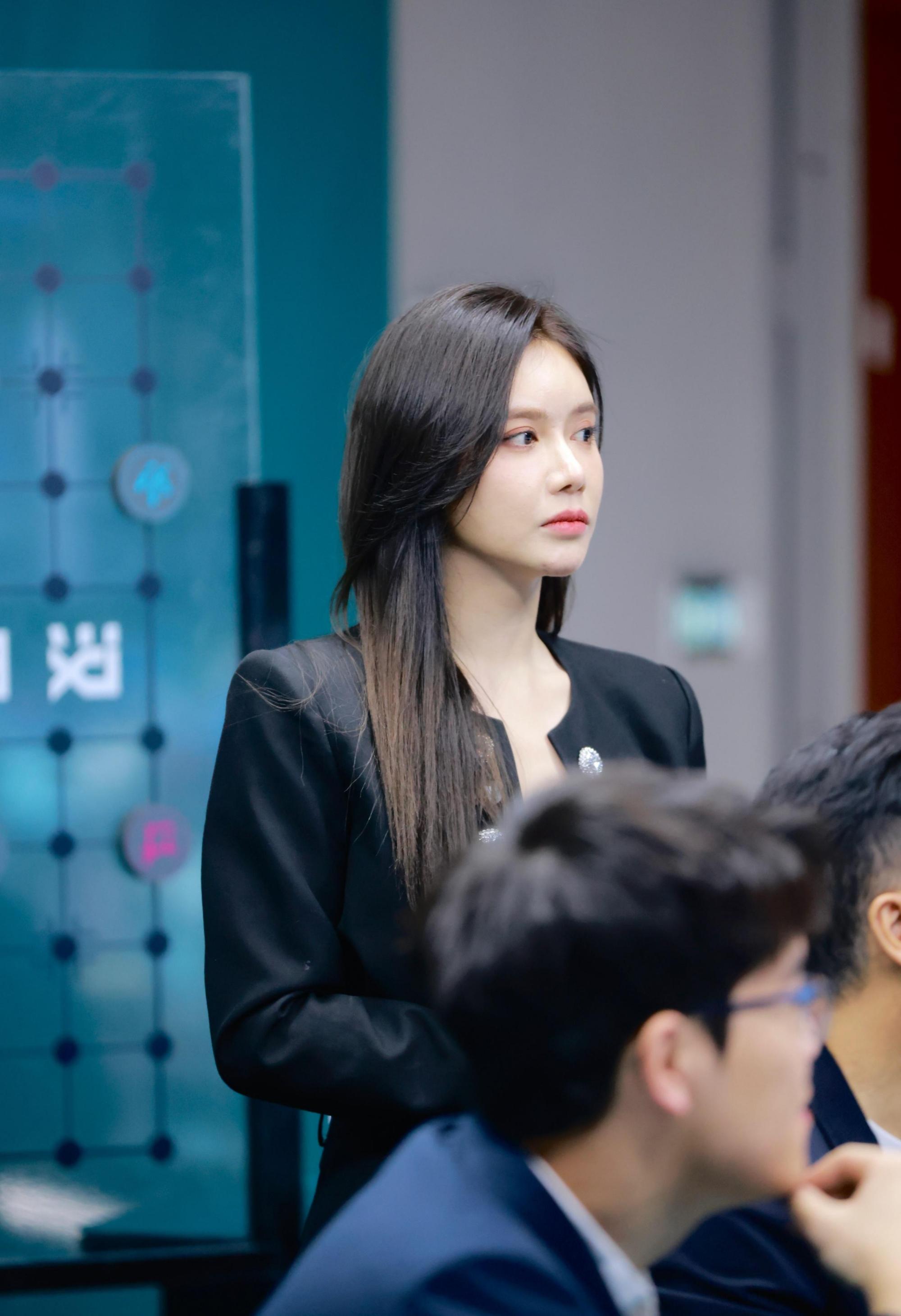 美娜:多面才华的典范 美娜,原名宋美娜,是一位东北地区的美女主播和
