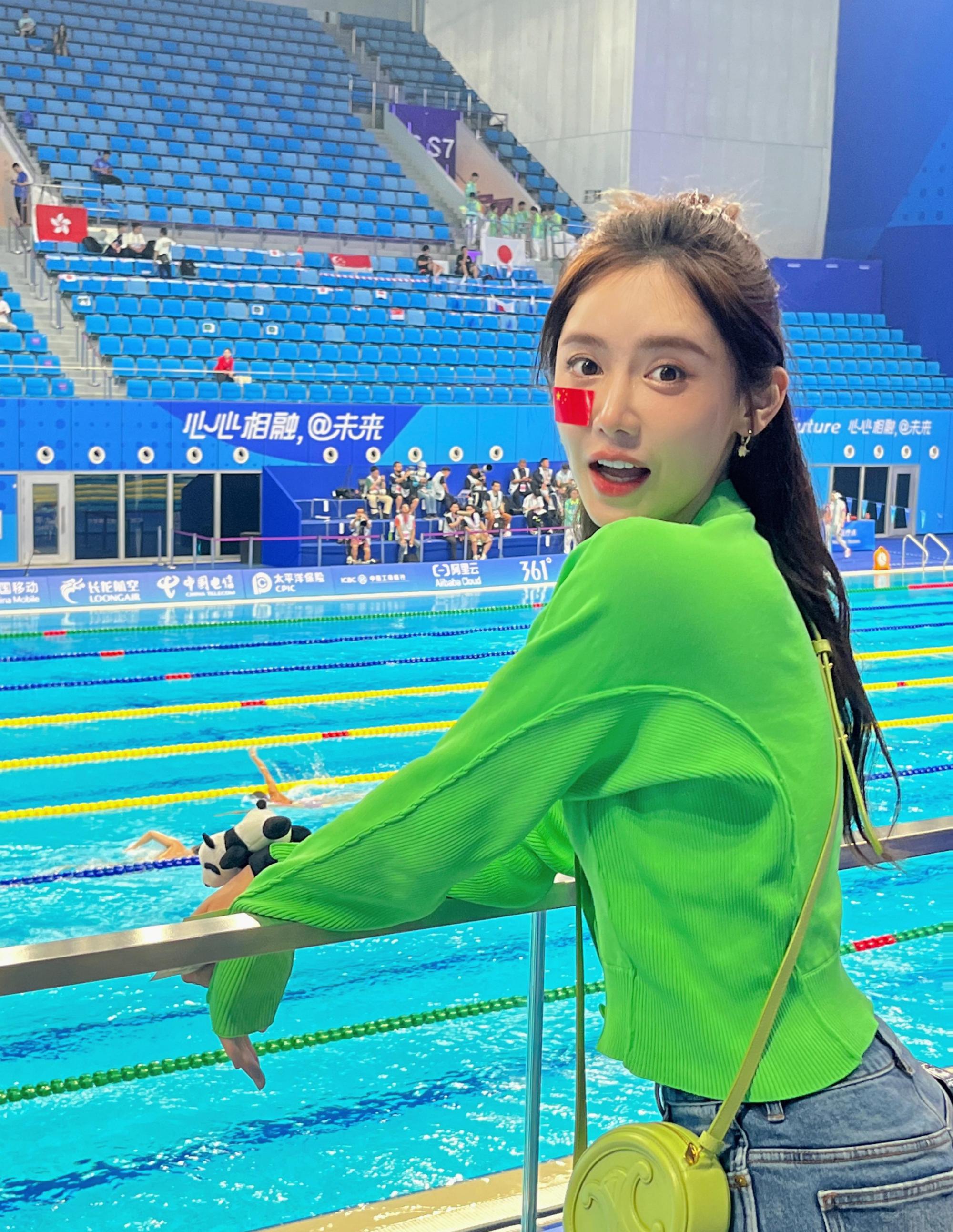 美娜:多面才华的典范 美娜,原名宋美娜,是一位东北地区的美女主播和