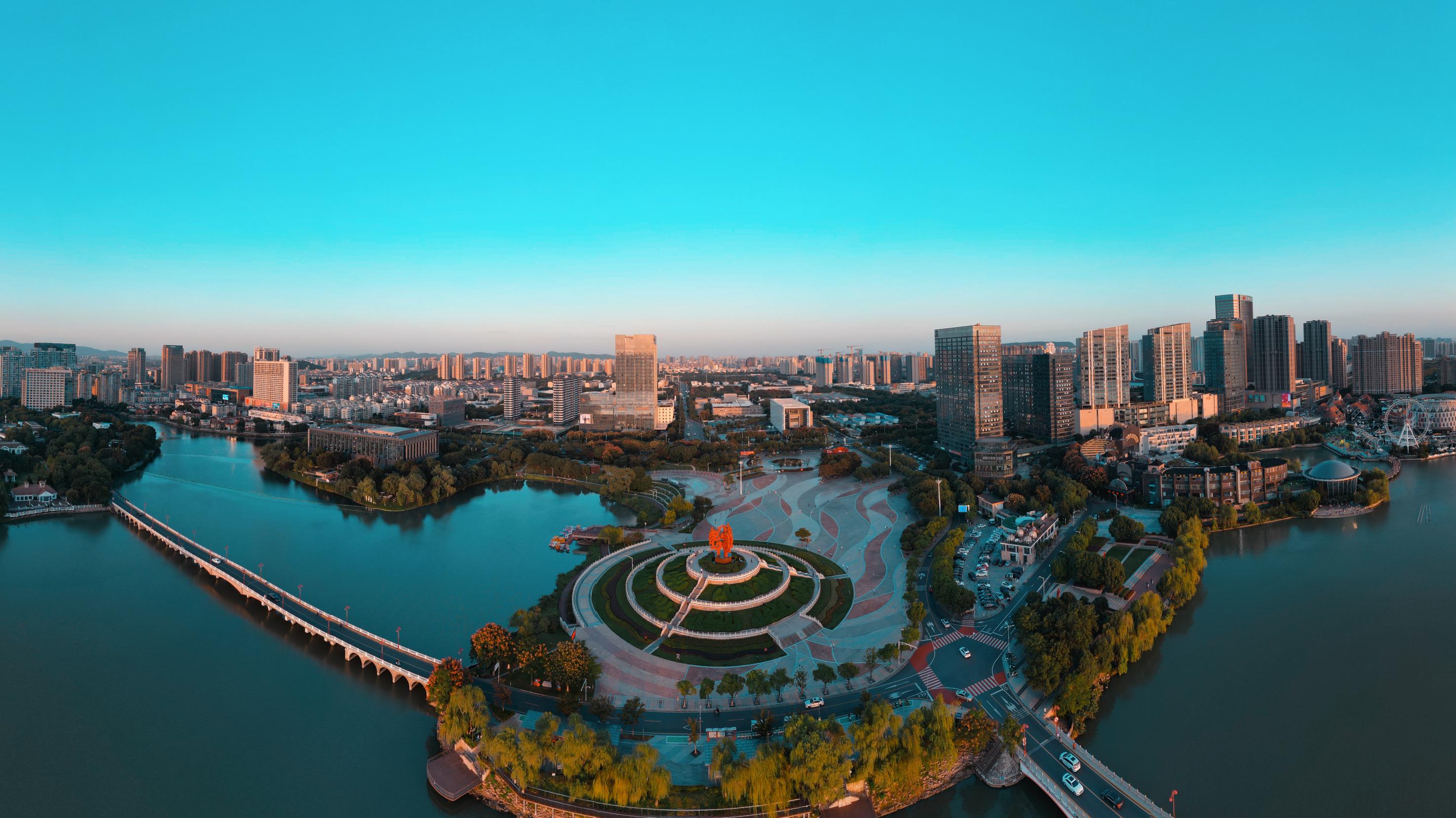 百家湖商圈,南京江宁的新中心 百家湖位于南京江宁区双龙大道,是一个