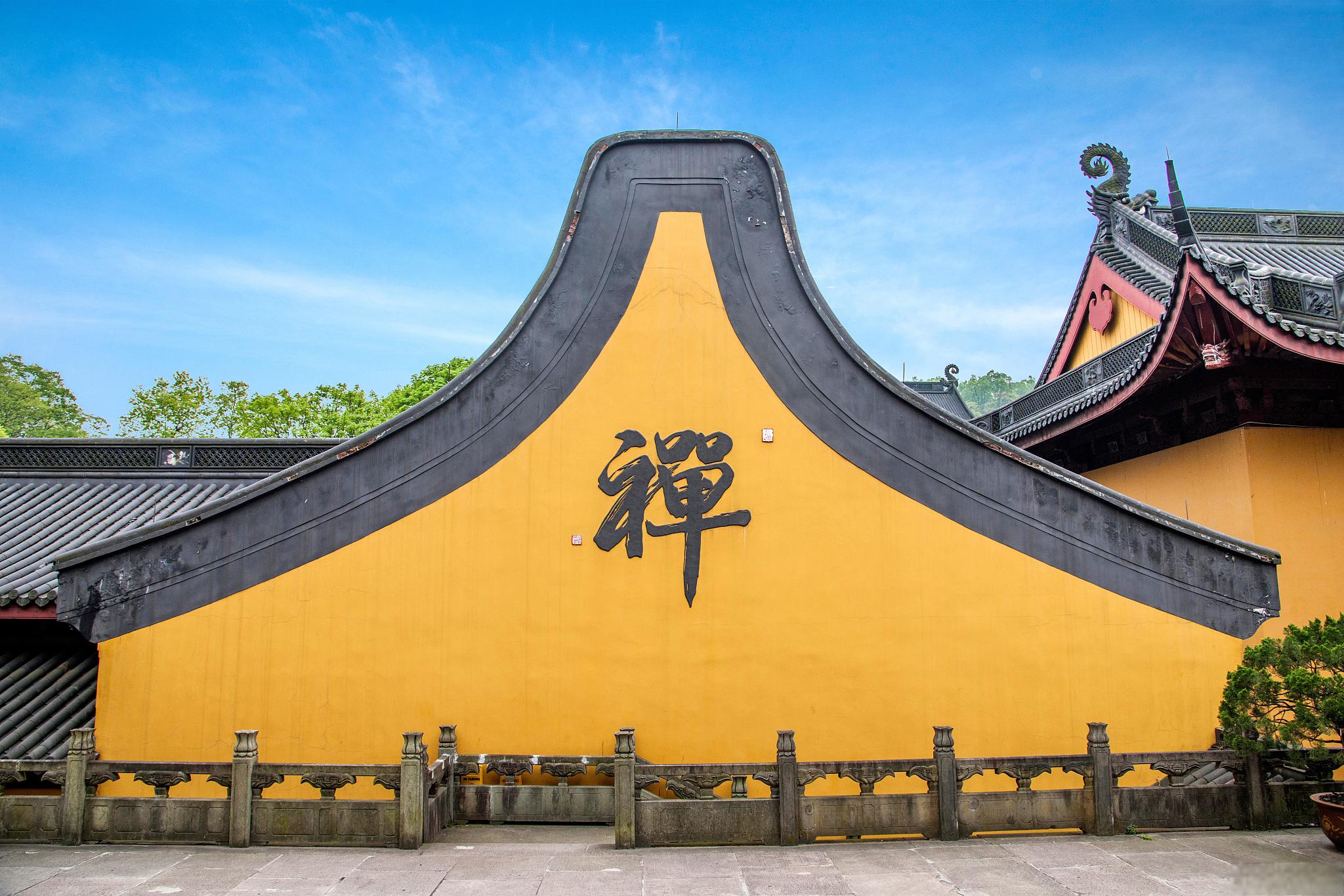 灵隐寺的秋天 灵隐寺,位于浙江省杭州市西湖区飞来峰,是一座历史悠久