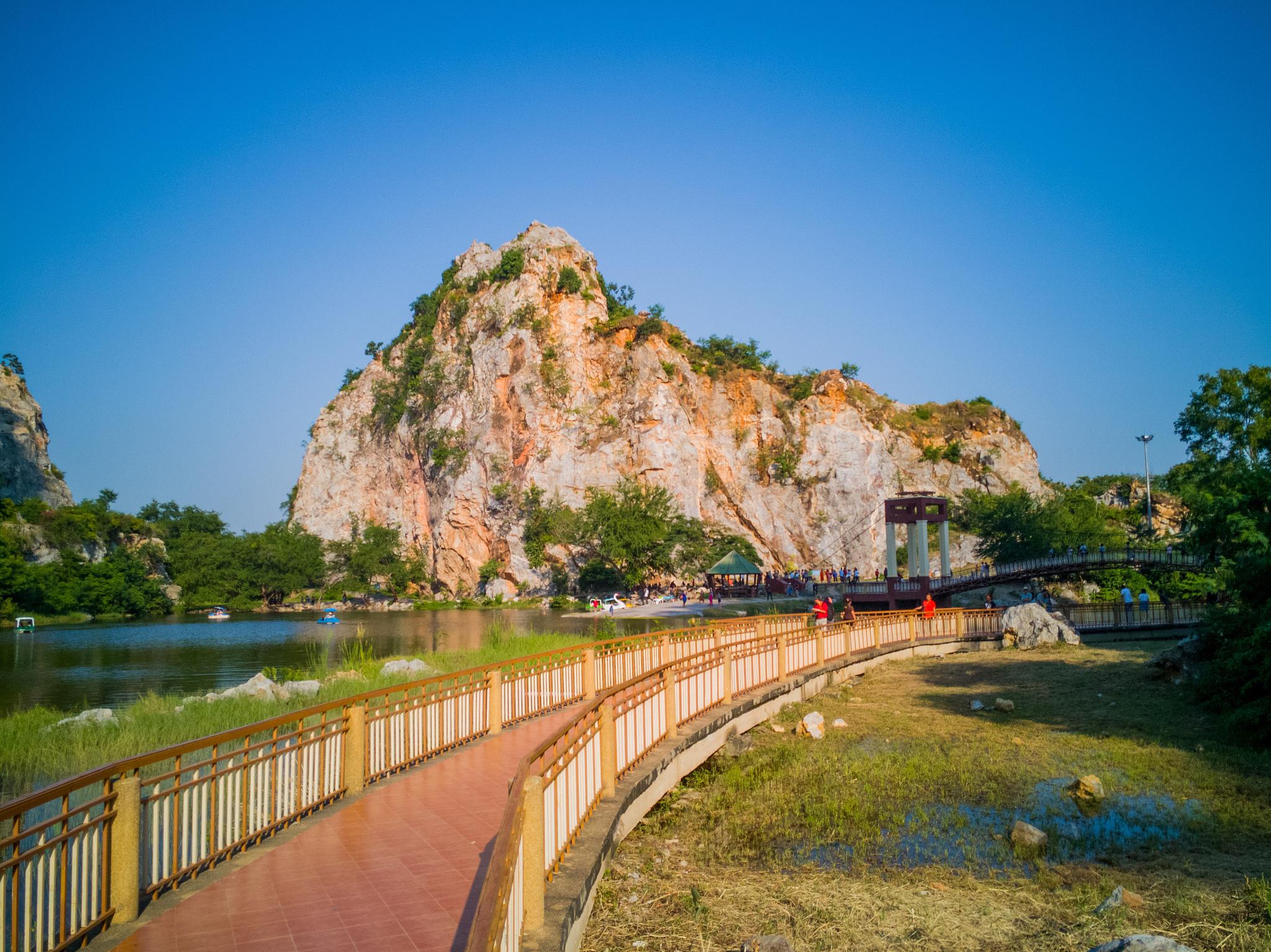 桂林叠彩山景区秋季旅游攻略 桂林叠彩山景区,位于广西桂林市区,是