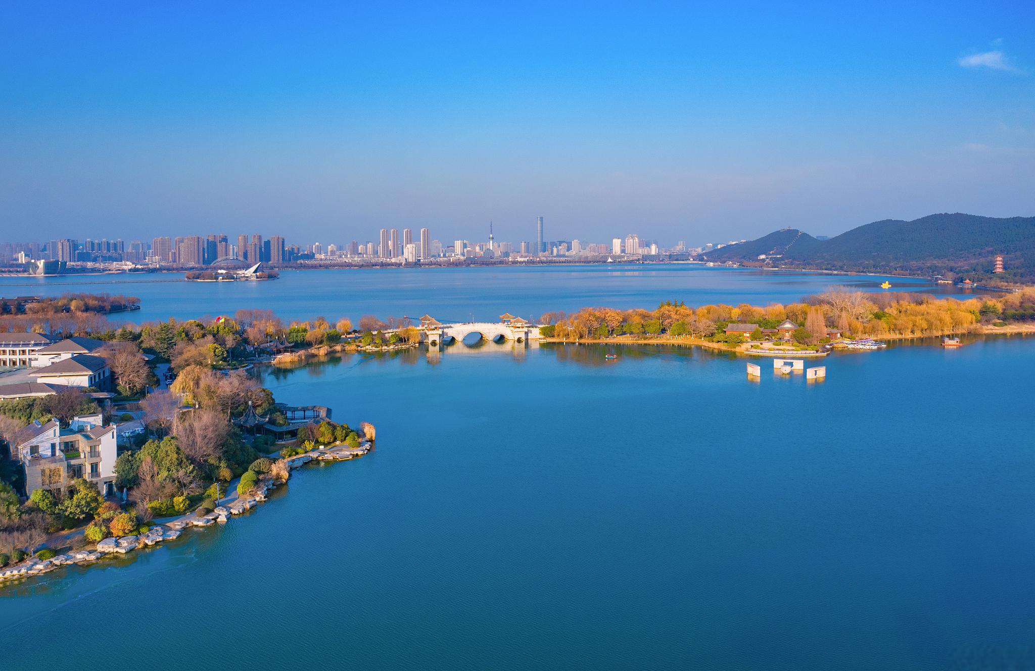 徐州云龙湖景区 江苏省徐州市云龙湖景区,位于徐州市中心,以其壮美的