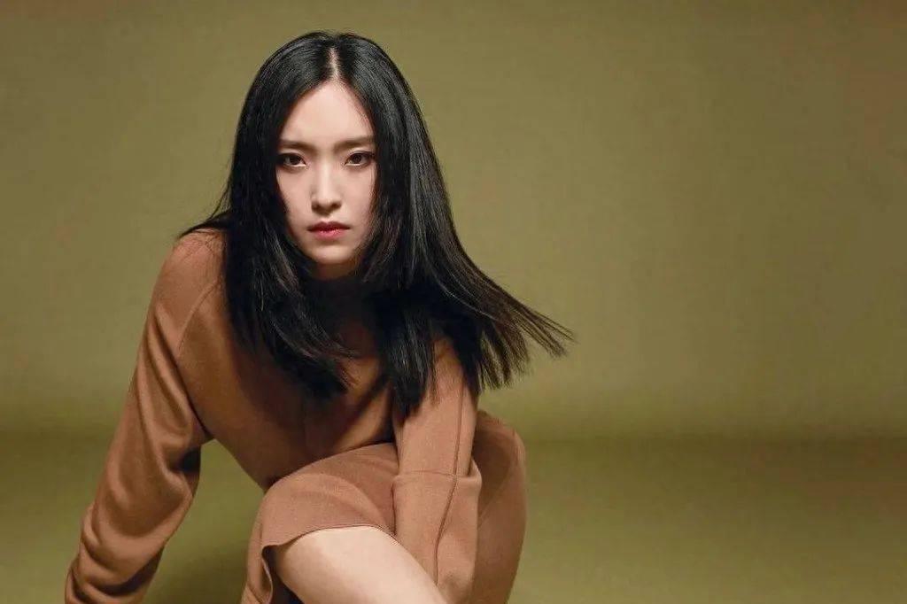 26岁女星代表香港出战国际小姐,民族服装引群嘲 梁庭欣作为香港代表