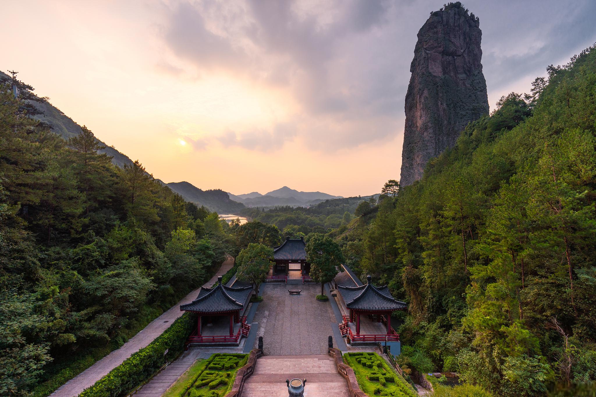 天台山风景名胜区 天台山风景名胜区位于浙江省台州市,被誉为佛教胜地