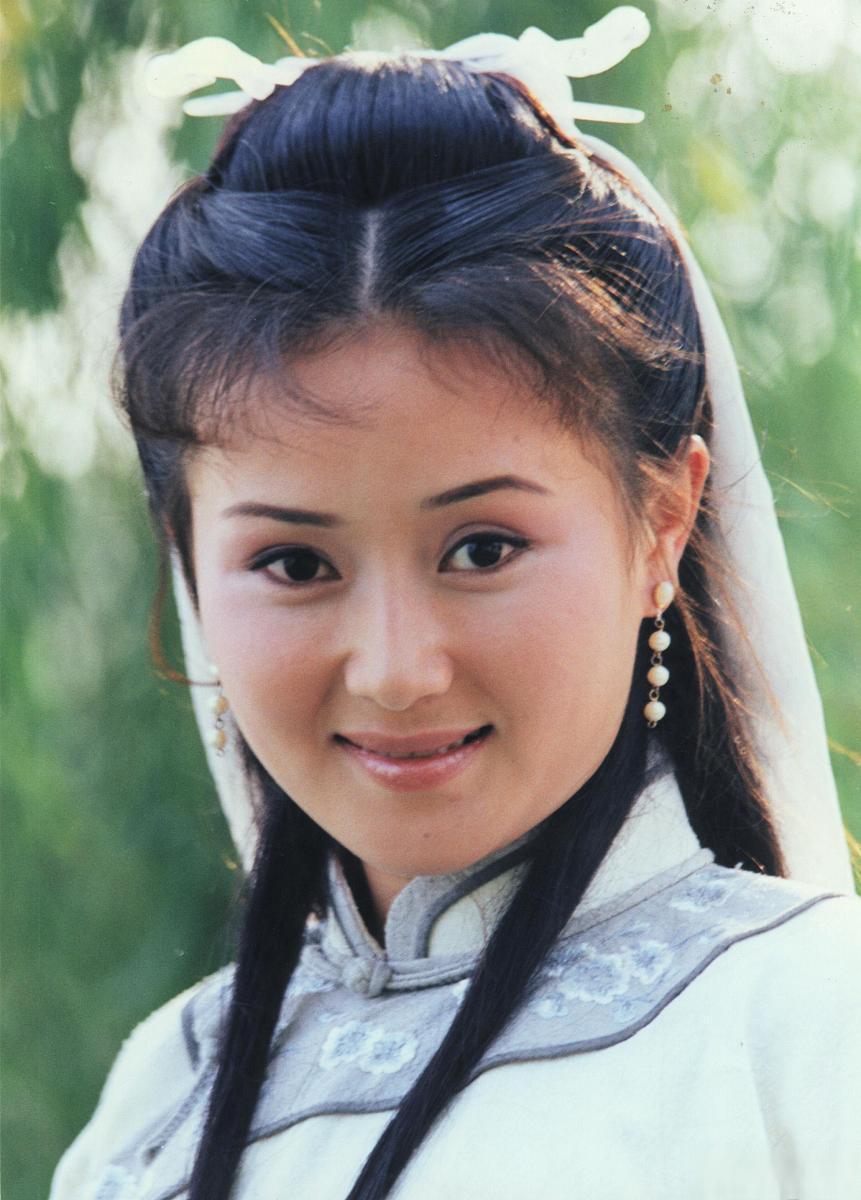 周莉在巴啦啦小魔仙大电影中出色地诠释了小蓝这个角色,她的表演不