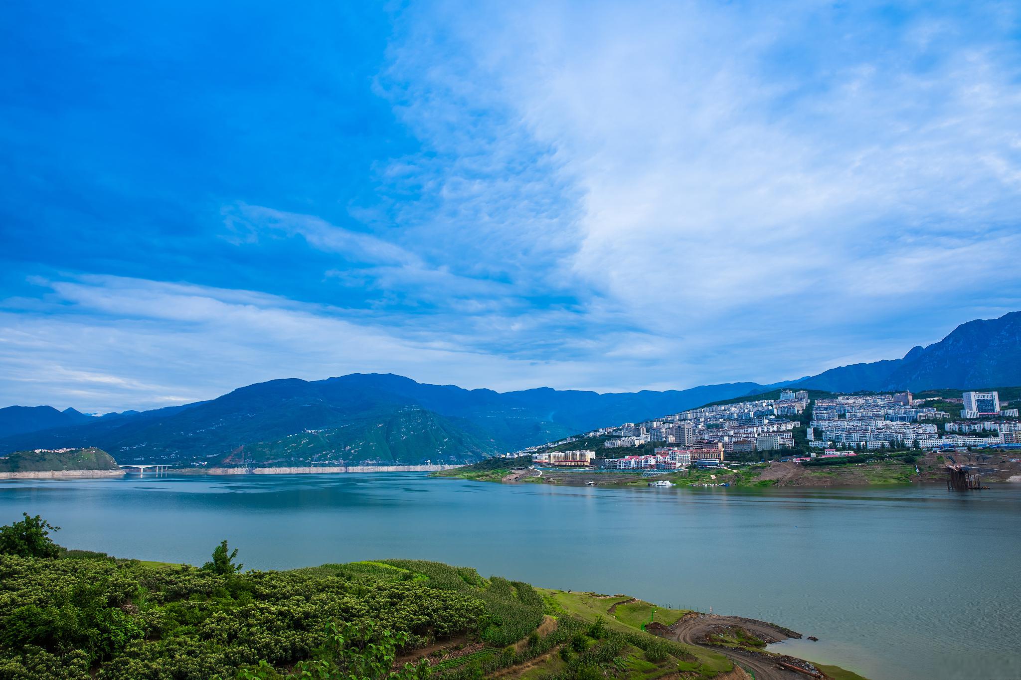汉源县避寒旅居攻略 汉源县,位于四川省雅安市,是一座小而美的县城,被