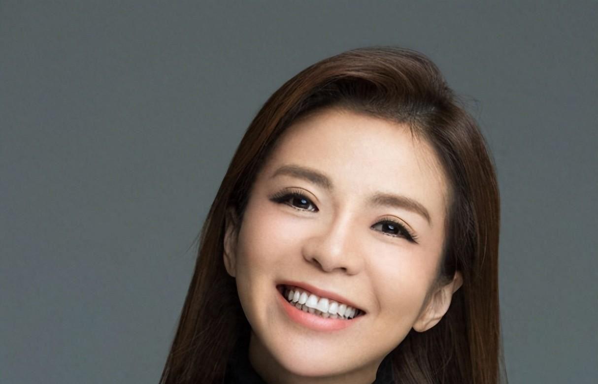 朱迅:光芒继续绽放 朱迅,中央电视台的标志性主持人,她的微笑总是如