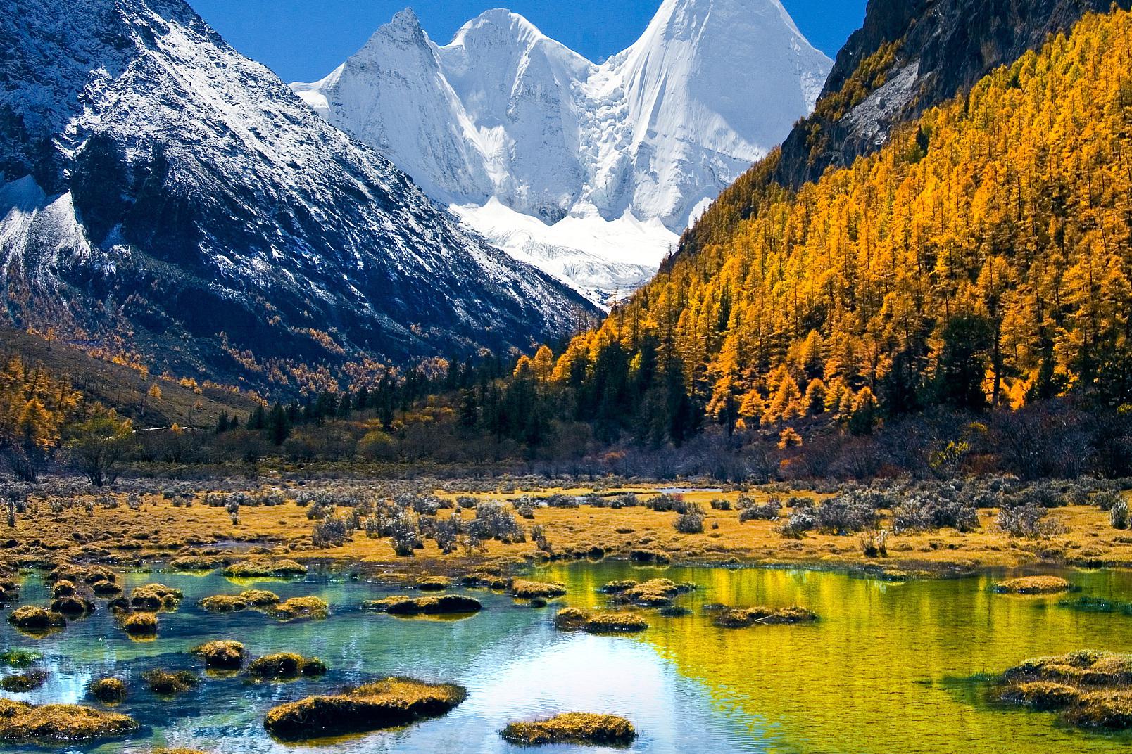 稻城亚丁旅游攻略 稻城亚丁,位于中国四川省甘孜藏族自治州南部,被誉