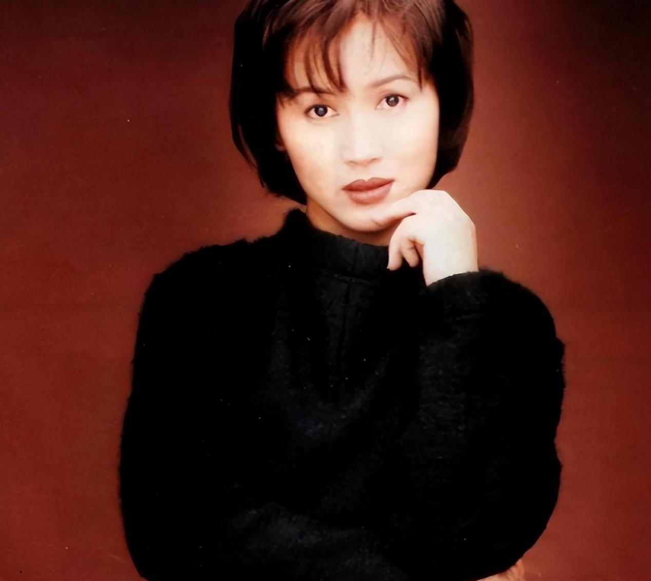 陈秀雯:悲伤却坚强的女性之路 女星陈秀雯,一位娱乐圈的传奇女星,以其