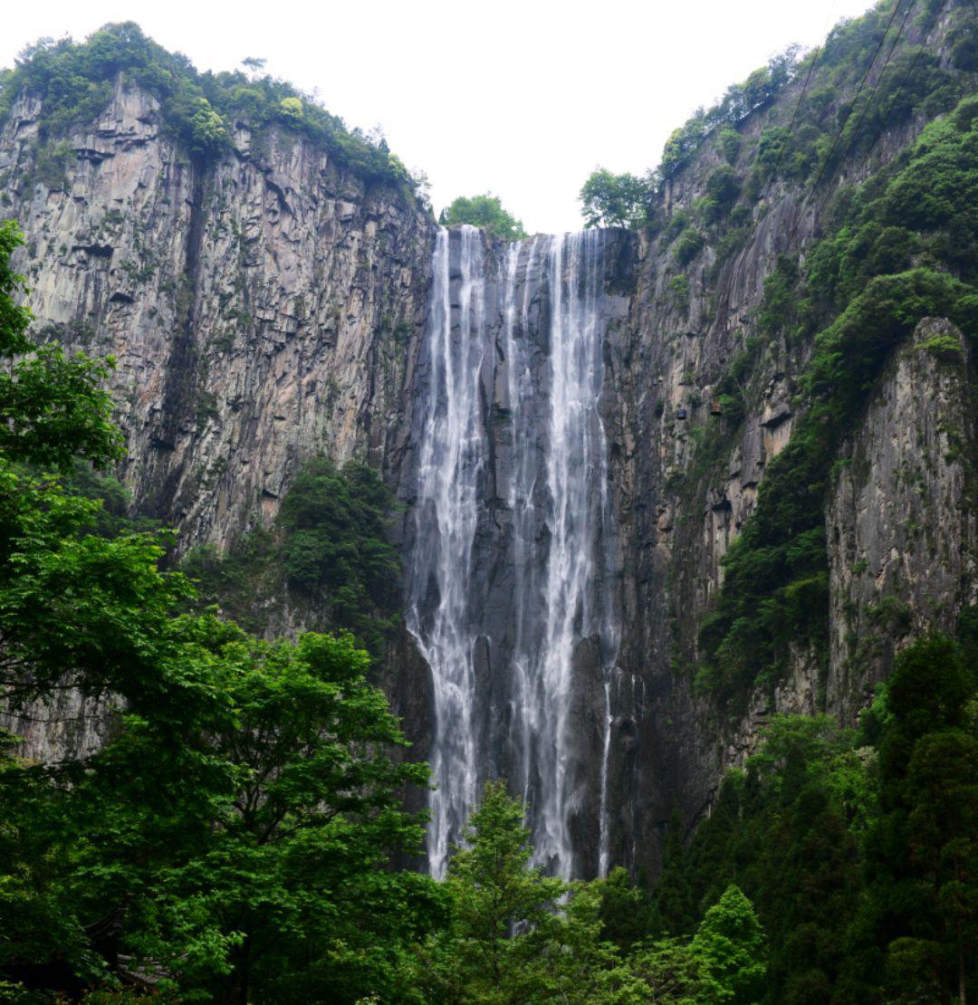 百丈漈之游 今天,我随家人一起去游温州市文成县百丈漈风景区.
