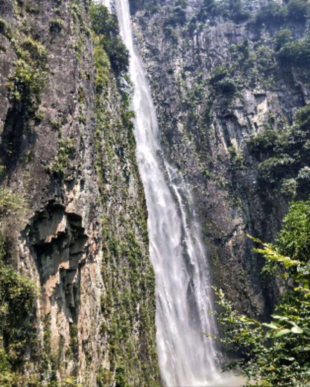 百丈漈之游 今天,我随家人一起去游温州市文成县百丈漈风景区.