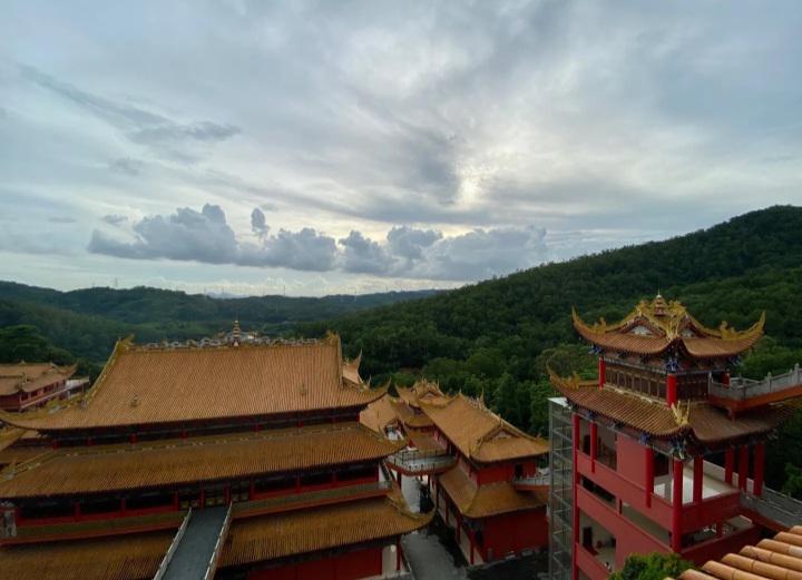 观音寺是目前广东省最大的寺院,位于东莞市大岭山森林公园石洞景区