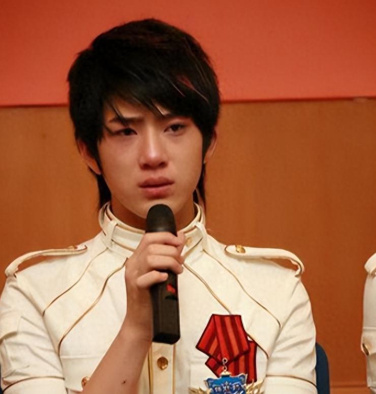 井柏然:坚韧与毅力 井柏然的人生充满坎坷,童年时被父母抛弃,由爷爷