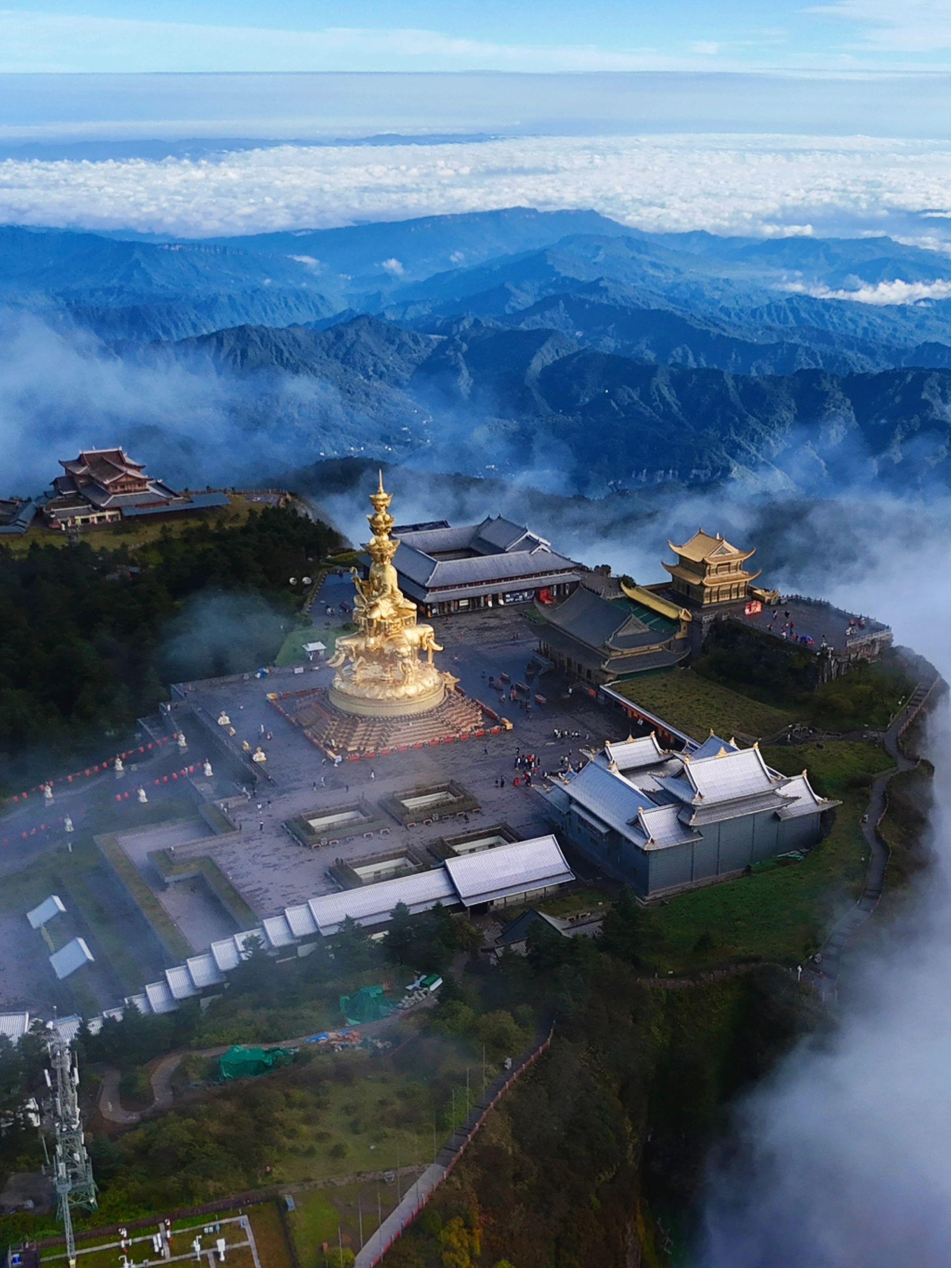 峨眉山旅游攻略 峨眉山是中国四大佛教名山之一,位于四川省乐山市峨眉