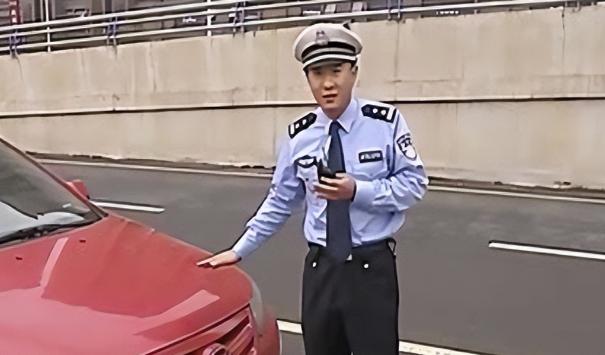 谭乔:从"网红交警"到抑郁症 谭乔曾是成都公安局电视栏目《谭谈交通》