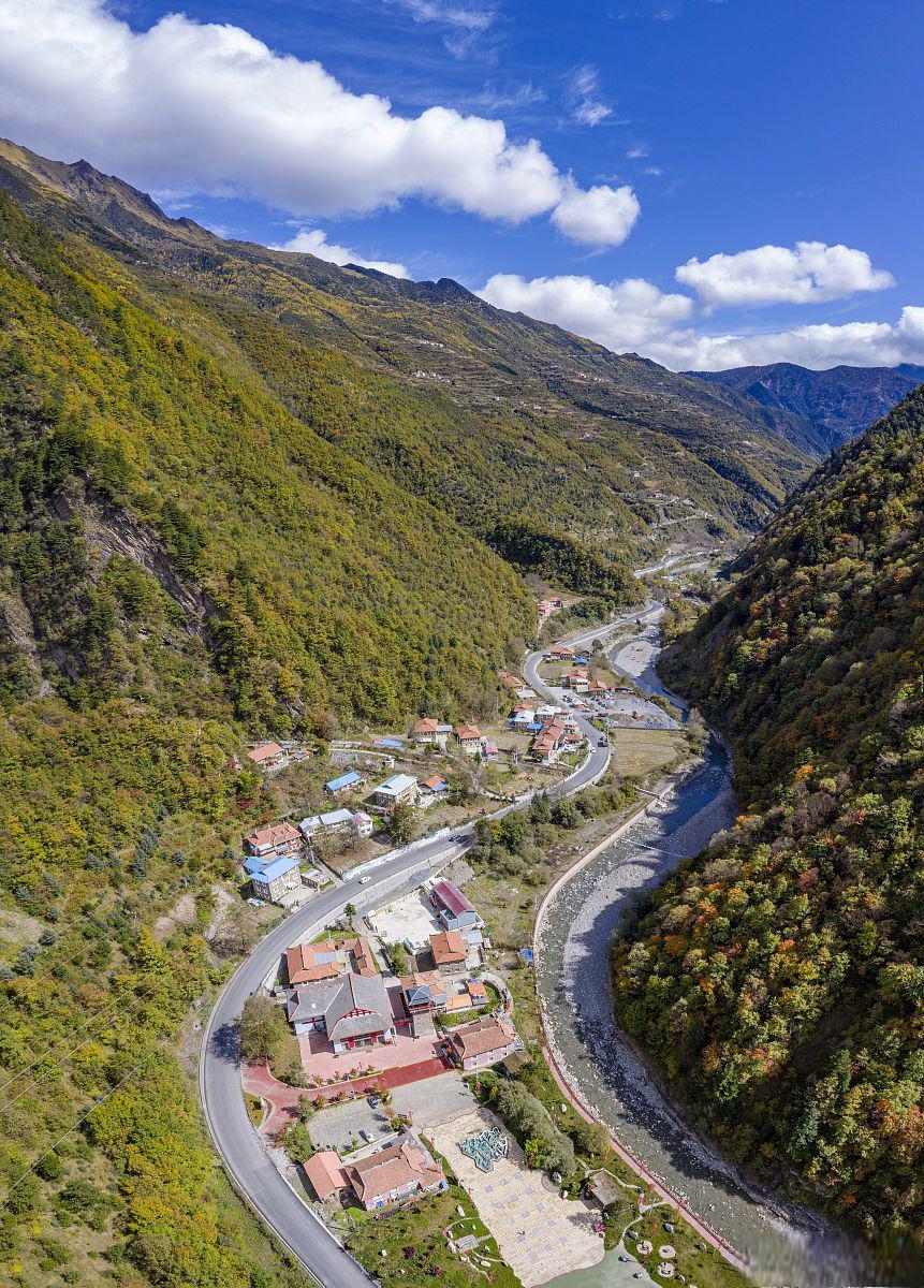 阿坝黑水县悬崖坠车案图片